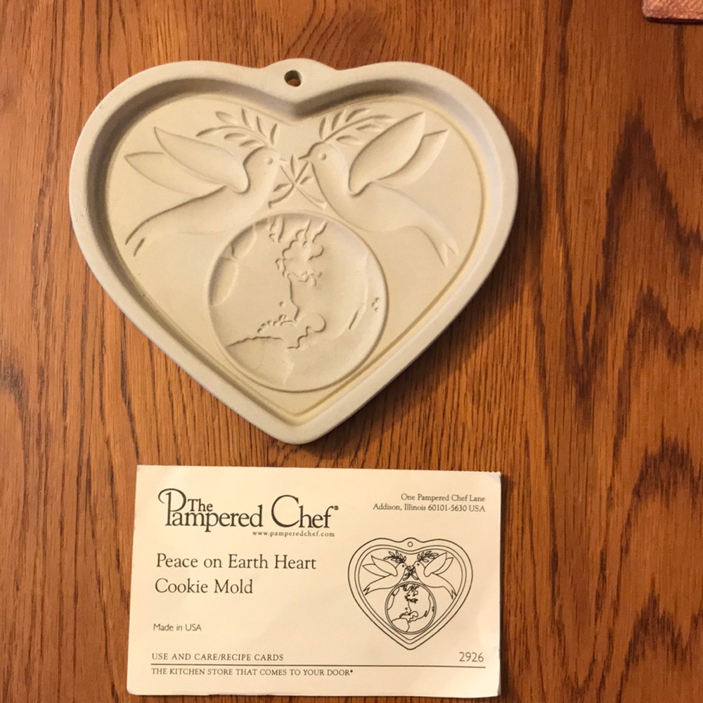 NWT Pampered Chef Peace on Earth Cookie Mold
